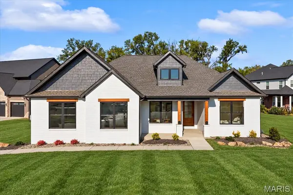 819 Daniel DR, Mascoutah, IL 62258