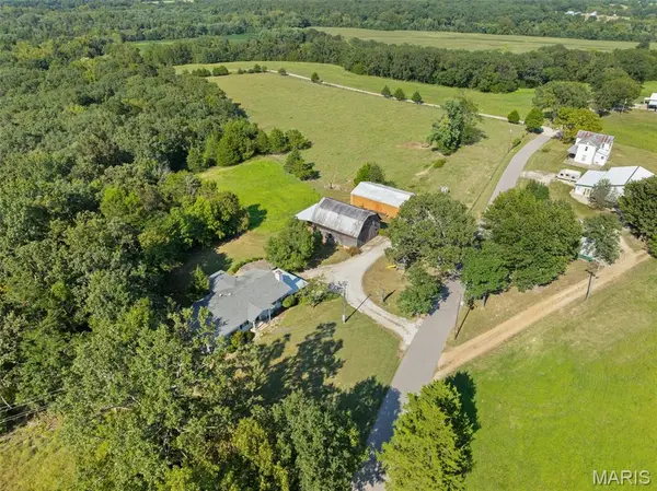 1956 Gunsmith LN, Leslie, MO 63056