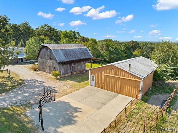 1956 Gunsmith LN, Leslie, MO 63056