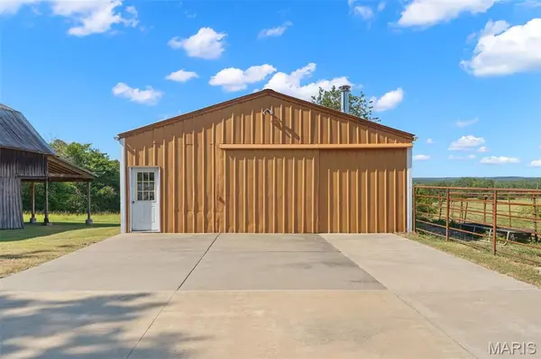 1956 Gunsmith LN, Leslie, MO 63056