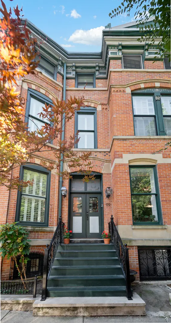 119 W Delaware PL, Chicago, IL 60610