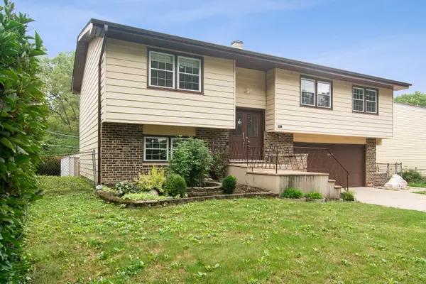 1120 Valley Stream DR, Wheeling, IL 60090