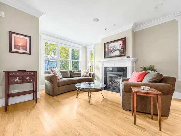 2135 W Montrose AVE, Chicago, IL 60618