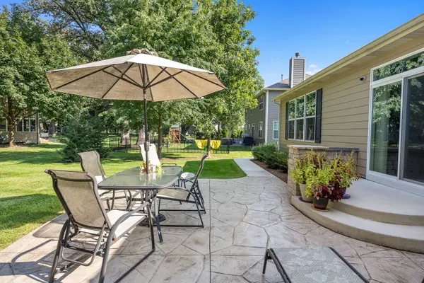 1707 Pondview DR, Hoffman Estates, IL 60192