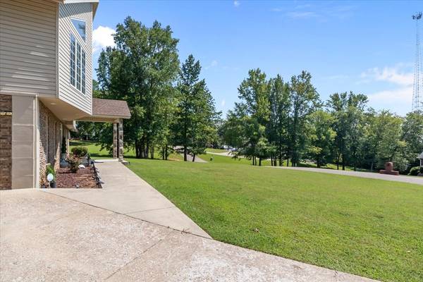 110 Carriage House Dr, Camden, TN 38320