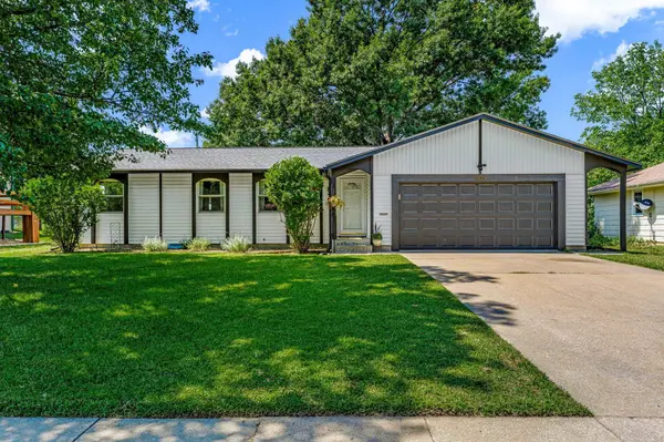 1805 SW Arrowhead Road, Topeka, KS 66604