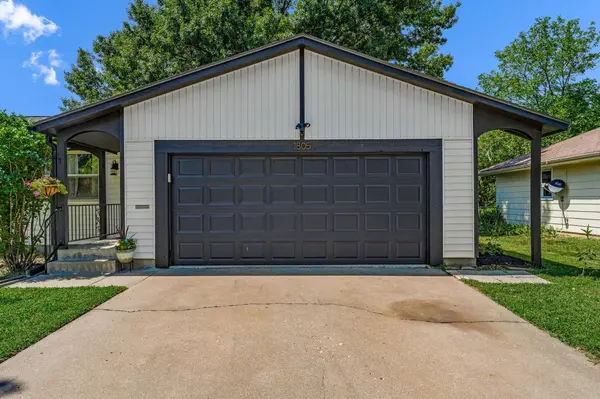 1805 SW Arrowhead Road, Topeka, KS 66604