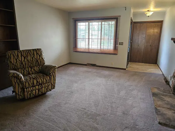 619 Berkshire Dr, Salina, KS 67401