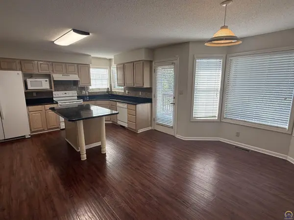 5686 SW 34th ST, Topeka, KS 66614