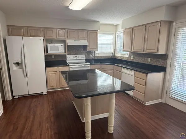5686 SW 34th ST, Topeka, KS 66614