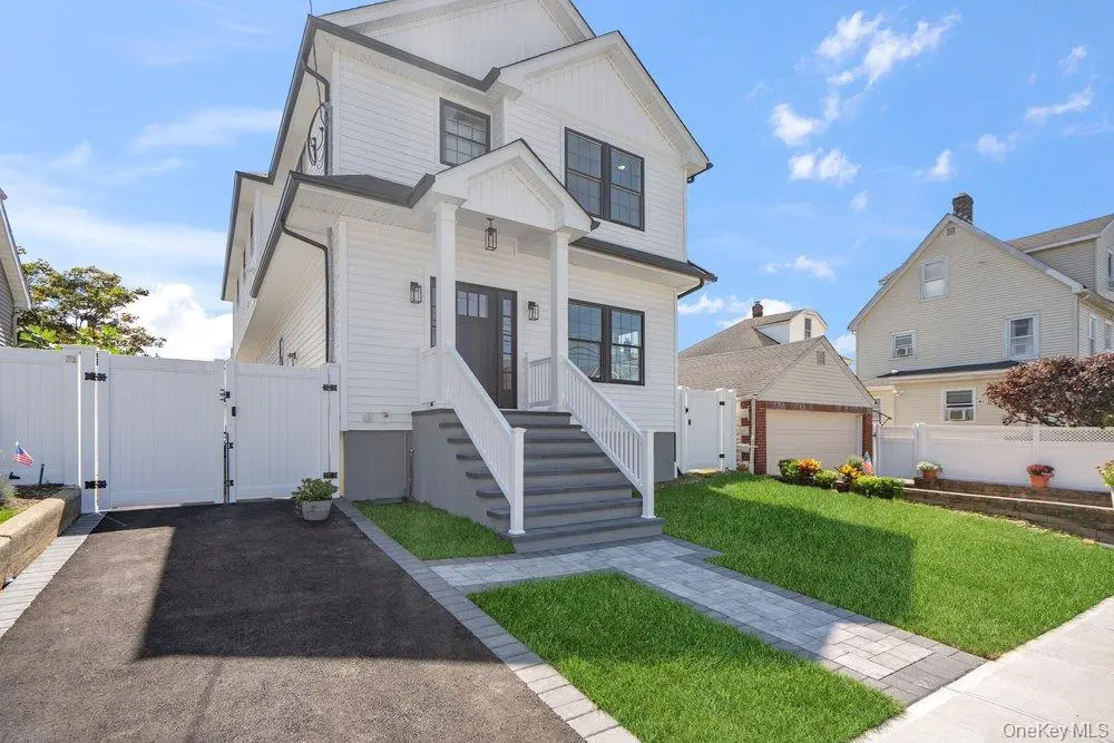 101 Brown ST, Mineola, NY 11501
