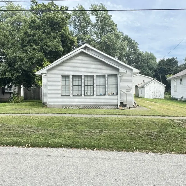 924 N George ST, Clinton, IL 61727