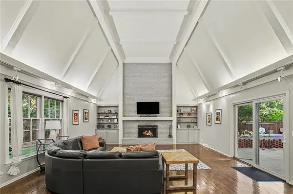3518 W 100th TER, Leawood, KS 66206
