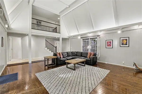 3518 W 100th TER, Leawood, KS 66206