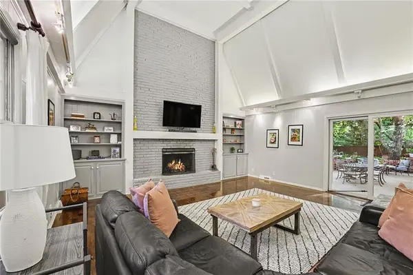 3518 W 100th TER, Leawood, KS 66206