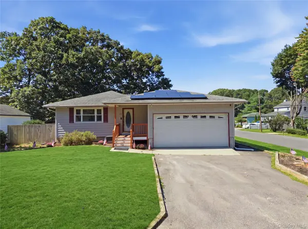 32 Edgewood ST, Mastic, NY 11950
