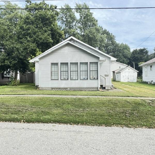 924 N George ST, Clinton, IL 61727