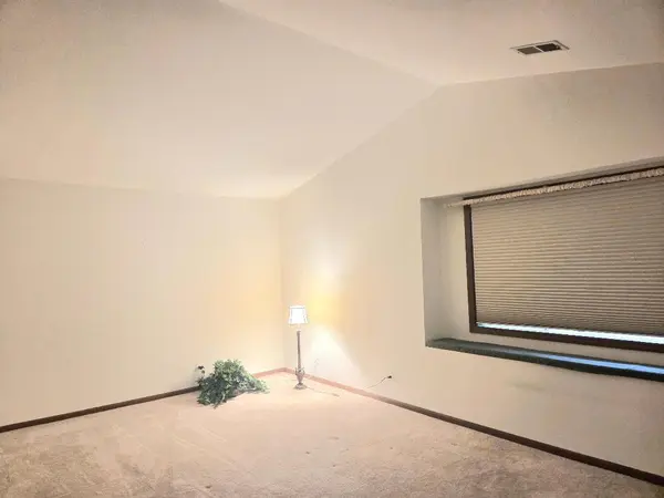 2434 Charleston DR #2, Schaumburg, IL 60193