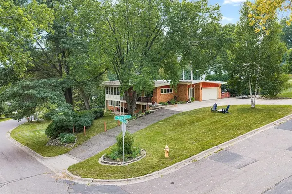 2212 Mary Hills DR, Golden Valley, MN 55422