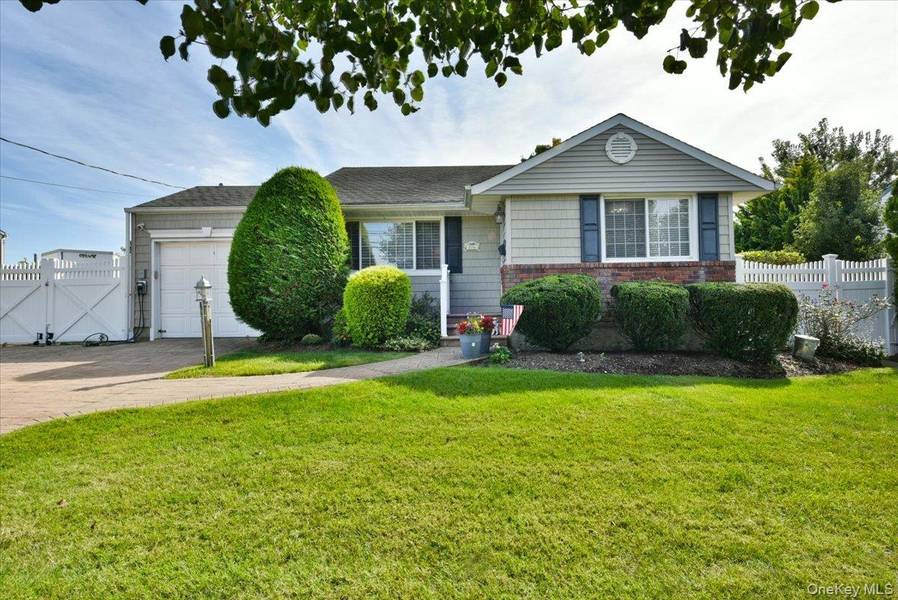 216 Linden ST, Massapequa Park, NY 11762