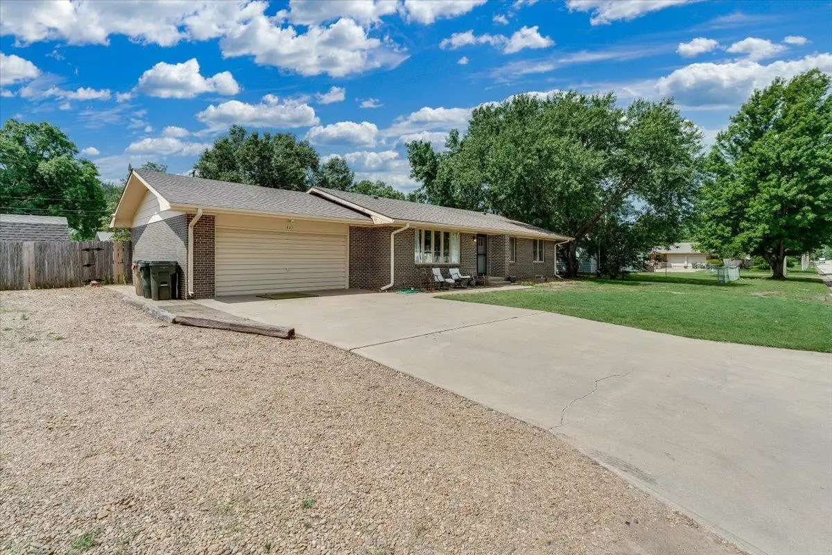 605 E Main St, Haven, KS 67543