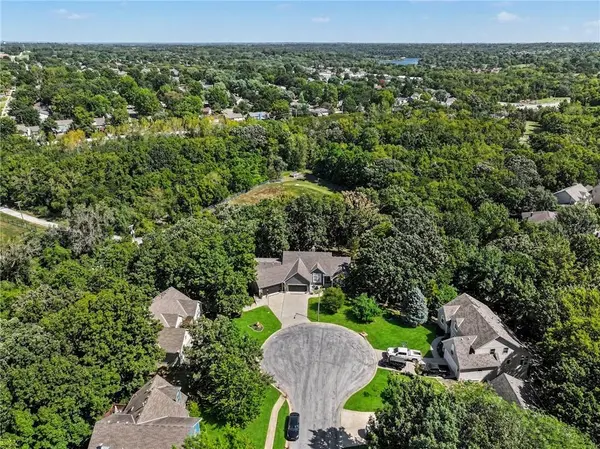 929 NE Emily LN, Lee's Summit, MO 64086