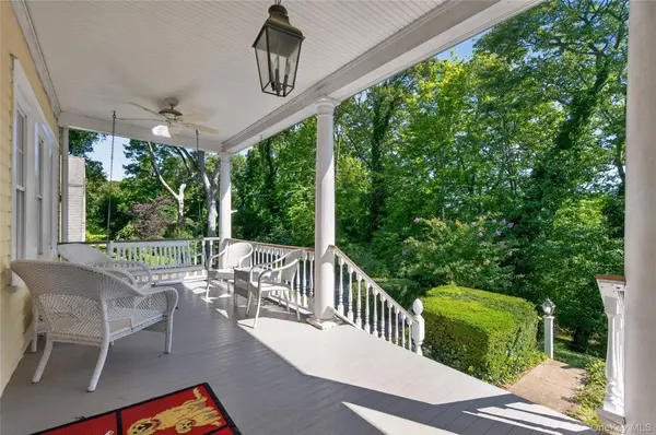10 Holden LN, Bayville, NY 11709
