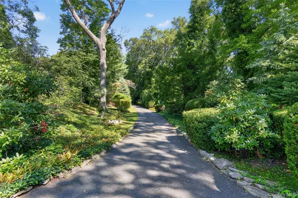 10 Holden LN, Bayville, NY 11709