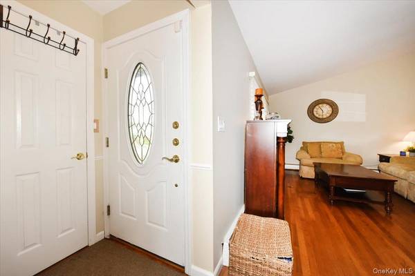216 Linden ST, Massapequa Park, NY 11762
