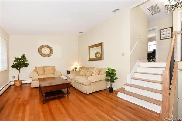 216 Linden ST, Massapequa Park, NY 11762