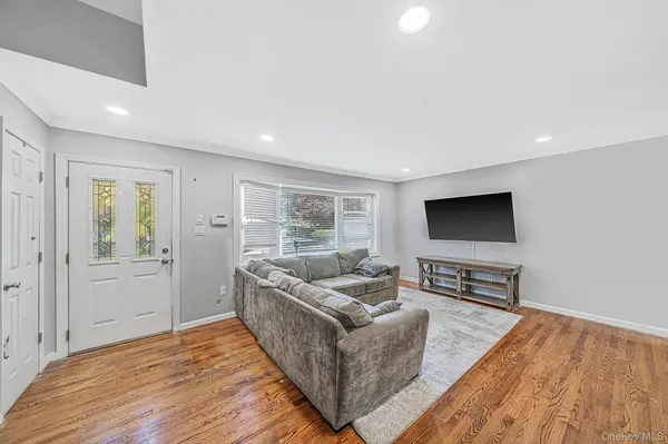 6 Otsego PL, Commack, NY 11725