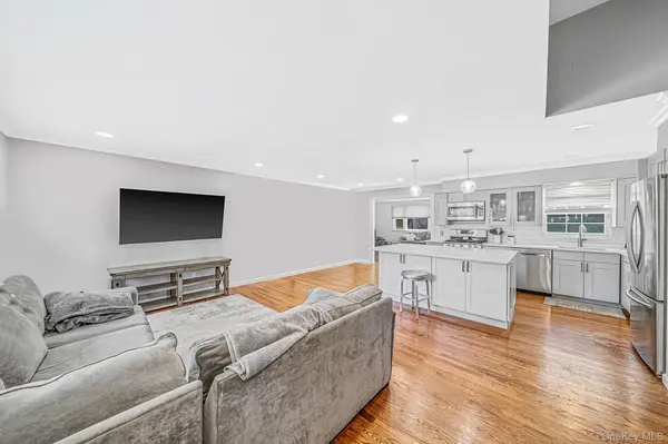6 Otsego PL, Commack, NY 11725
