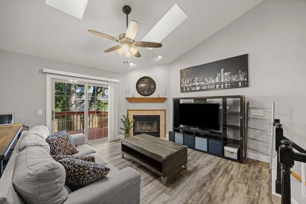 955 Ascot DR, Elgin, IL 60123