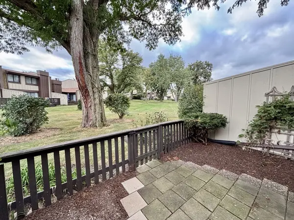 166 Cascade DR, Indian Head Park, IL 60525