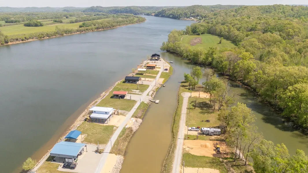1089 River Front Dr, Clifton, TN 38425