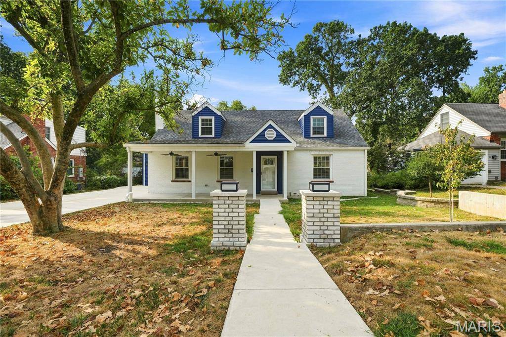 8 Villawood LN, Webster Groves, MO 63119