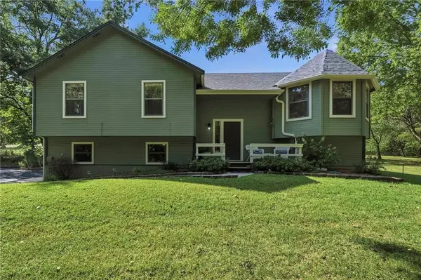 21820 S Martha RD, Peculiar, MO 64078