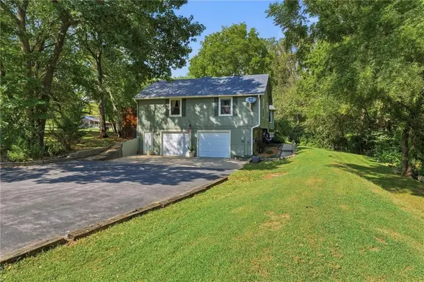 21820 S Martha RD, Peculiar, MO 64078