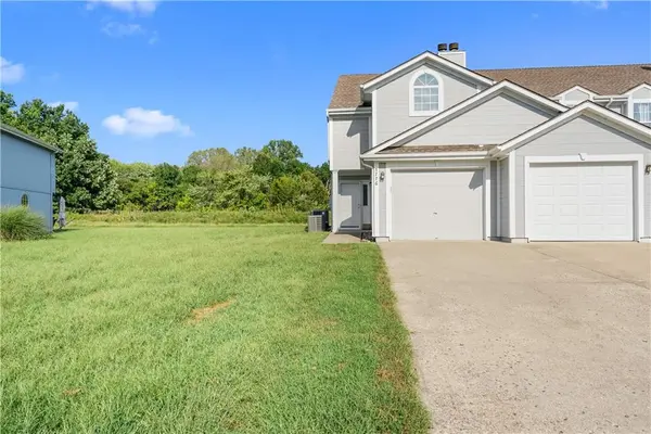 5776 NW Plantation CIR, Lee's Summit, MO 64064