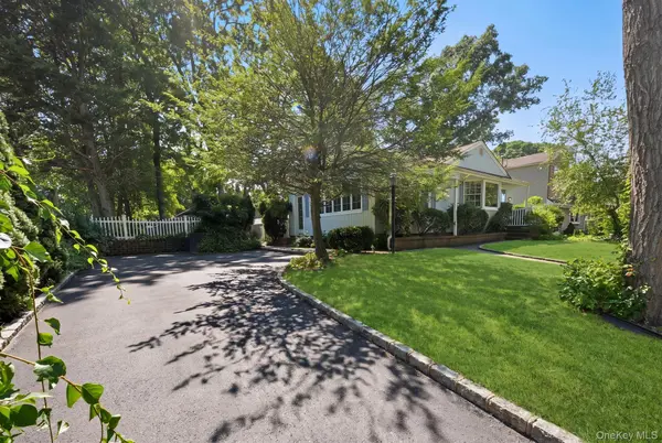 8 Dee, Huntington Station, NY 11746