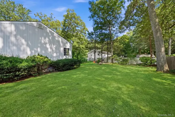 8 Dee, Huntington Station, NY 11746