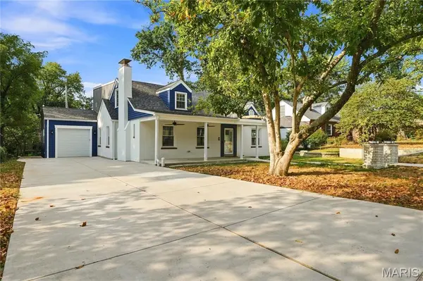 8 Villawood LN, Webster Groves, MO 63119