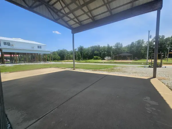 1089 River Front Dr, Clifton, TN 38425