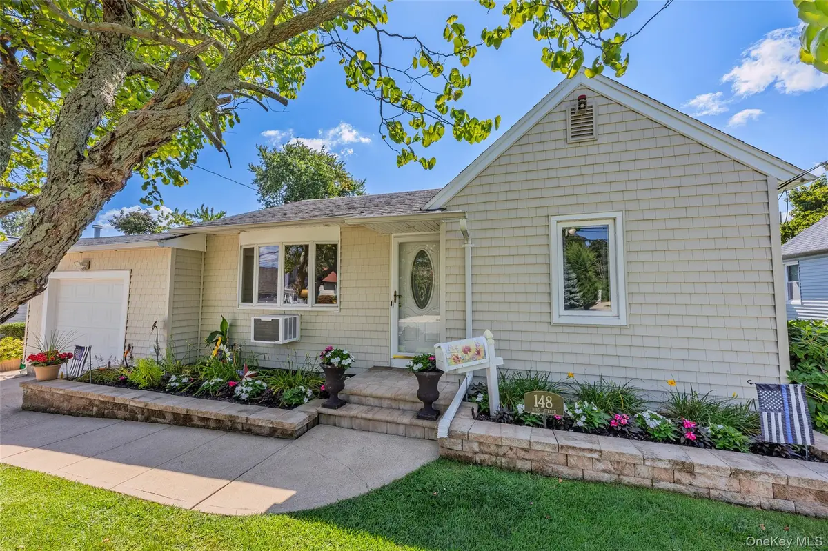 148 Birs AVE, Lindenhurst, NY 11757