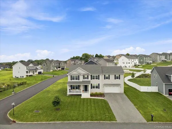 16 Kensington LN, Poughkeepsie, NY 12603
