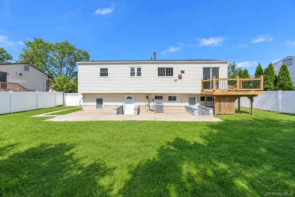 16 Berkeley AVE, Selden, NY 11784
