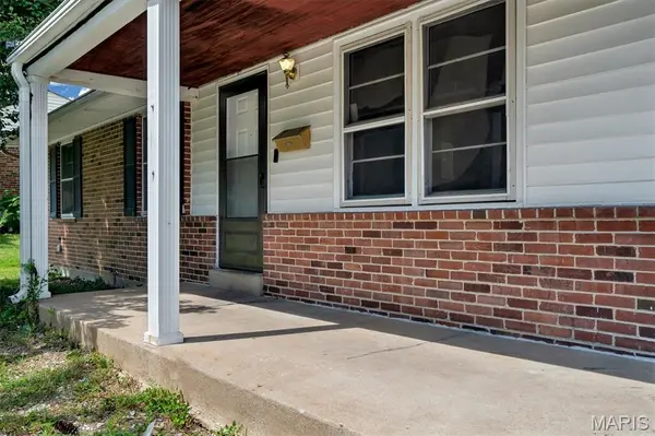 705 Palace CT, St Louis, MO 63135