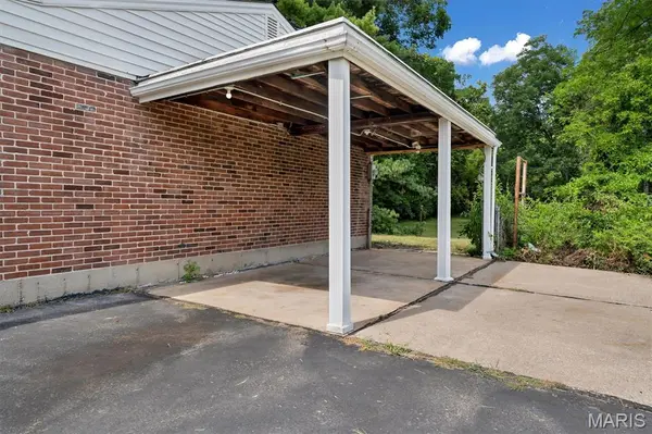705 Palace CT, St Louis, MO 63135