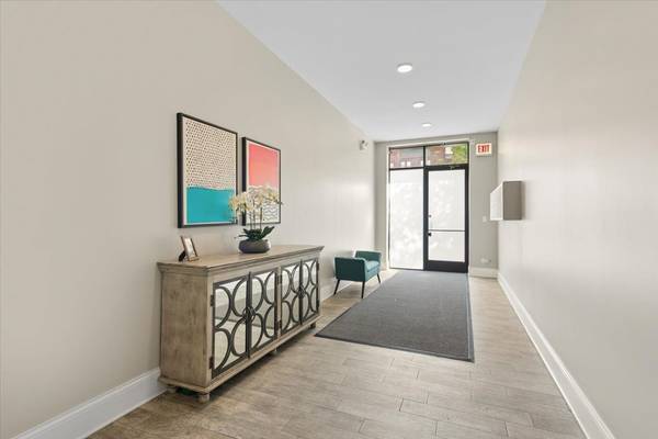 4802 N Bell AVE #301, Chicago, IL 60625