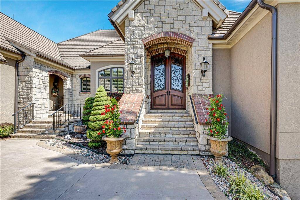 645 St James CT, Loch Lloyd, MO 64012